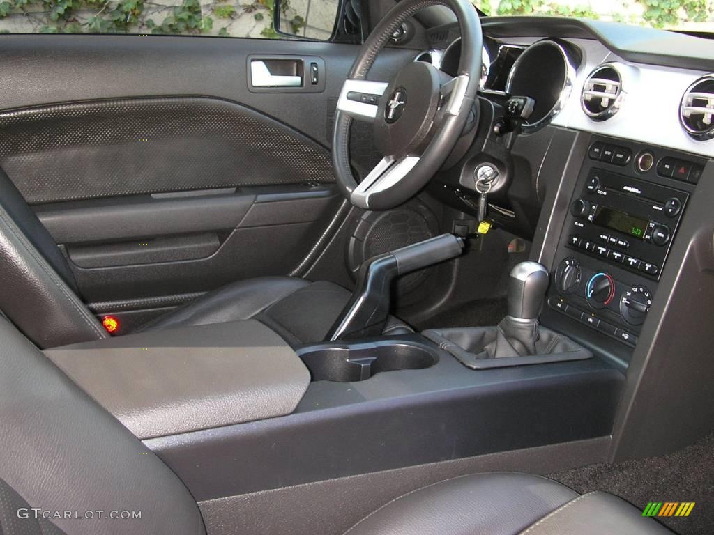 2006 Mustang GT Premium Coupe - Black / Dark Charcoal photo #20