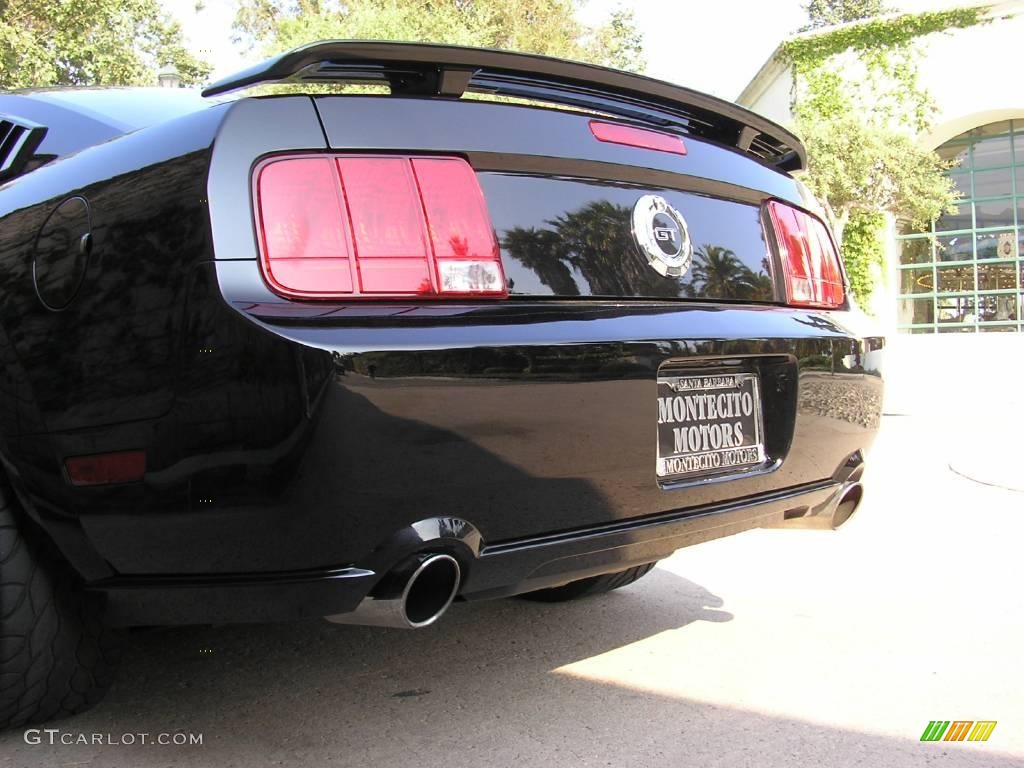 2006 Mustang GT Premium Coupe - Black / Dark Charcoal photo #24