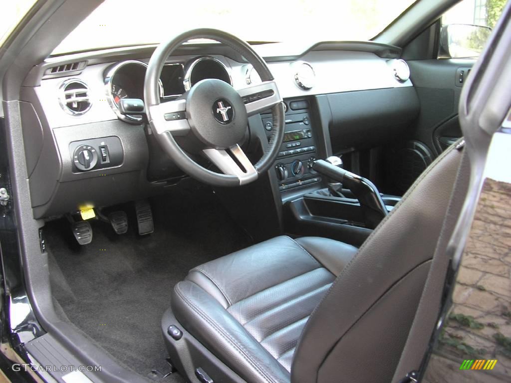 2006 Mustang GT Premium Coupe - Black / Dark Charcoal photo #25