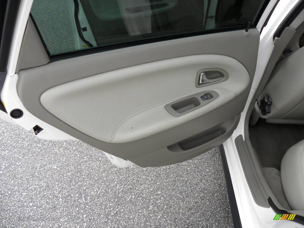 2001 V40  - White / Taupe/Light Taupe photo #8