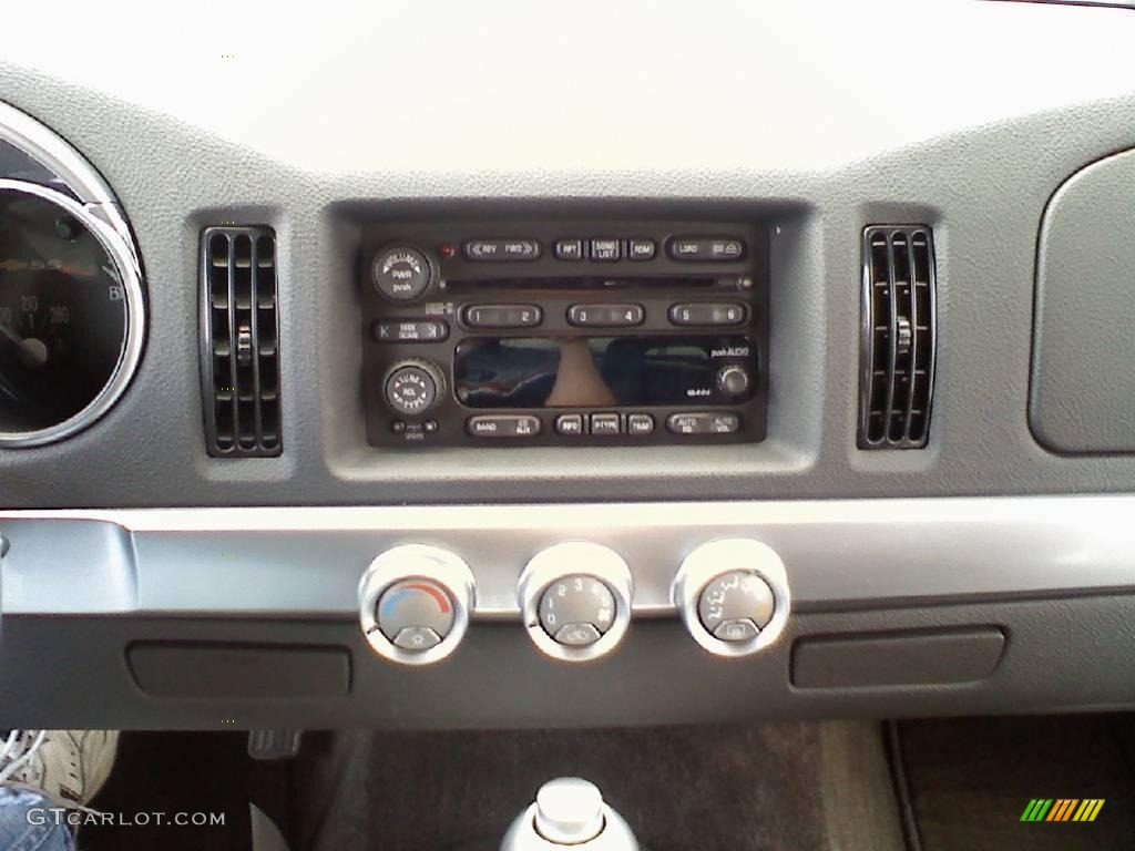 2004 SSR  - Ricochet Silver Metallic / Ebony photo #17