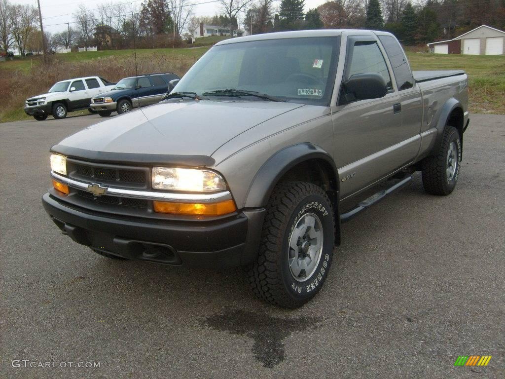 2002 S10 LS Extended Cab 4x4 - Light Pewter Metallic / Graphite photo #1