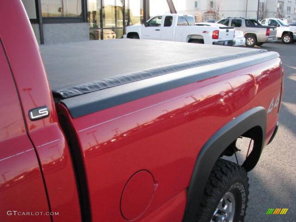 2003 Silverado 2500HD LS Extended Cab 4x4 - Victory Red / Dark Charcoal photo #8