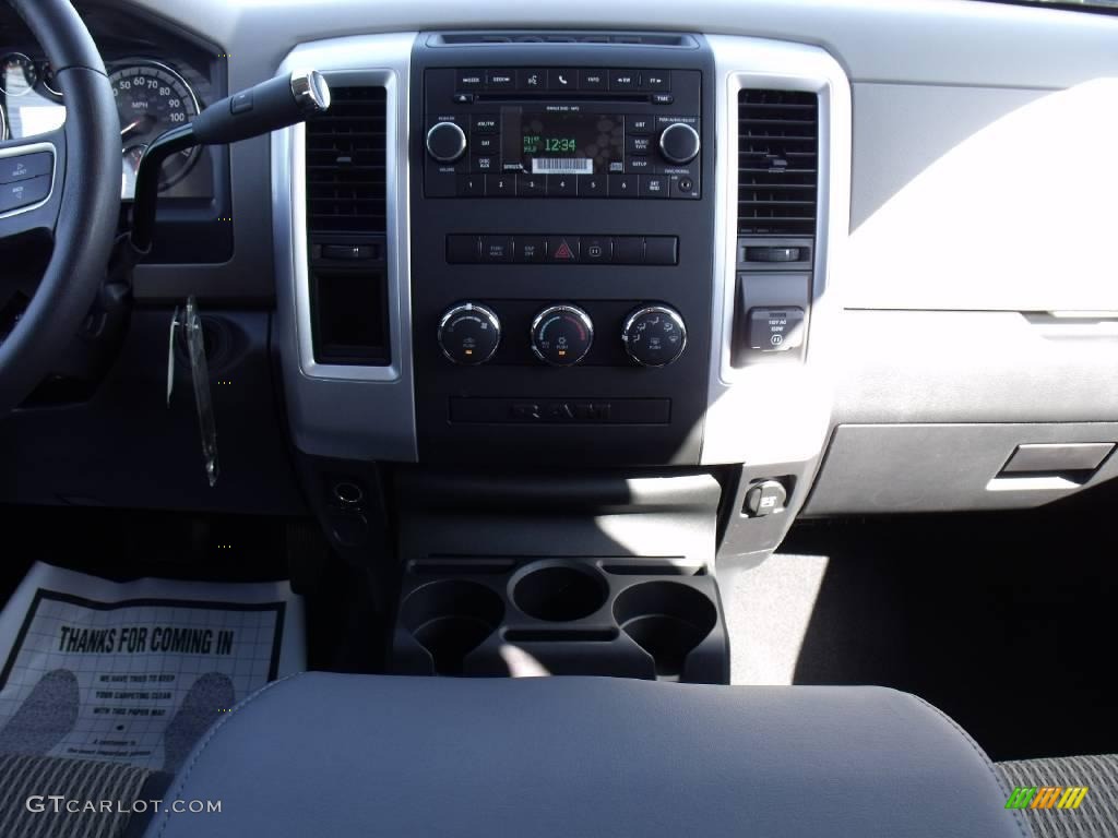 2010 Ram 1500 Big Horn Quad Cab - Brilliant Black Crystal Pearl / Dark Slate Gray photo #10