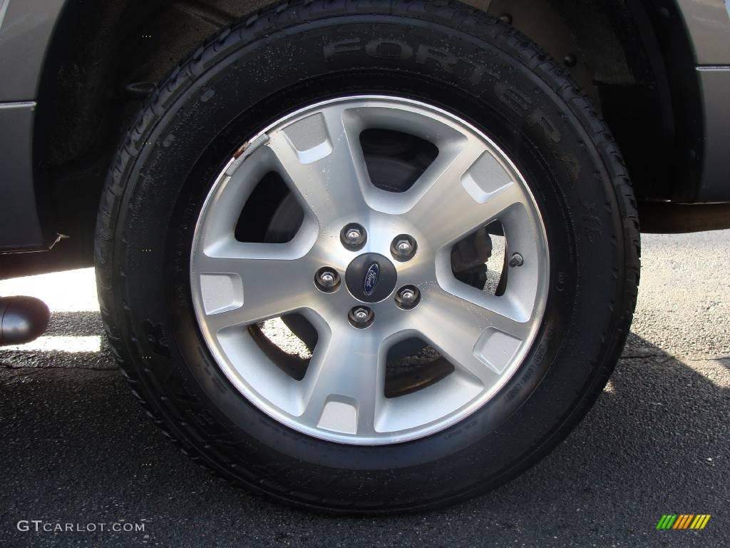2004 Explorer XLT 4x4 - Oxford White / Graphite photo #8