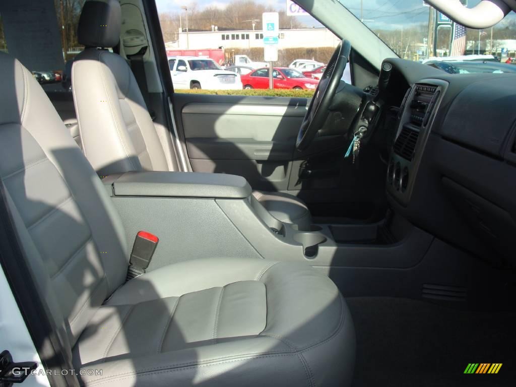 2004 Explorer XLT 4x4 - Oxford White / Graphite photo #13