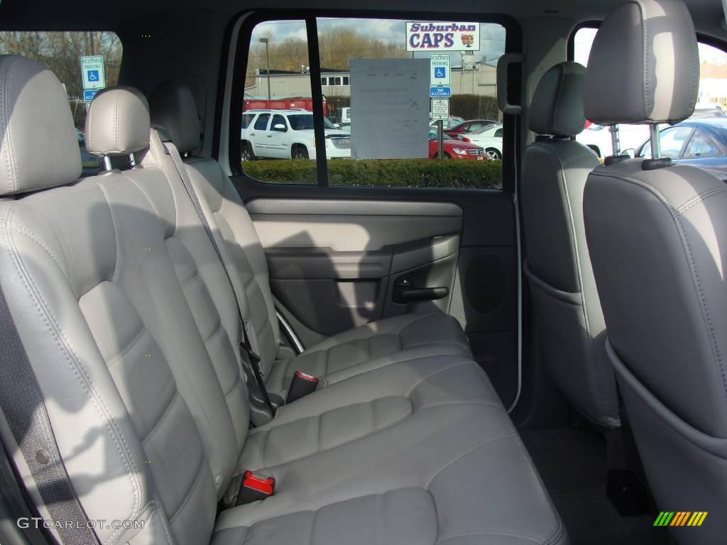 2004 Explorer XLT 4x4 - Oxford White / Graphite photo #14