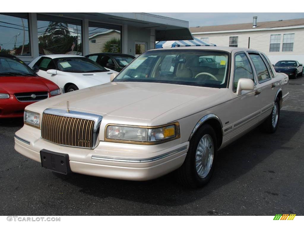 1995 Town Car Cartier - Pumice Pearl Metallic / Tan photo #2