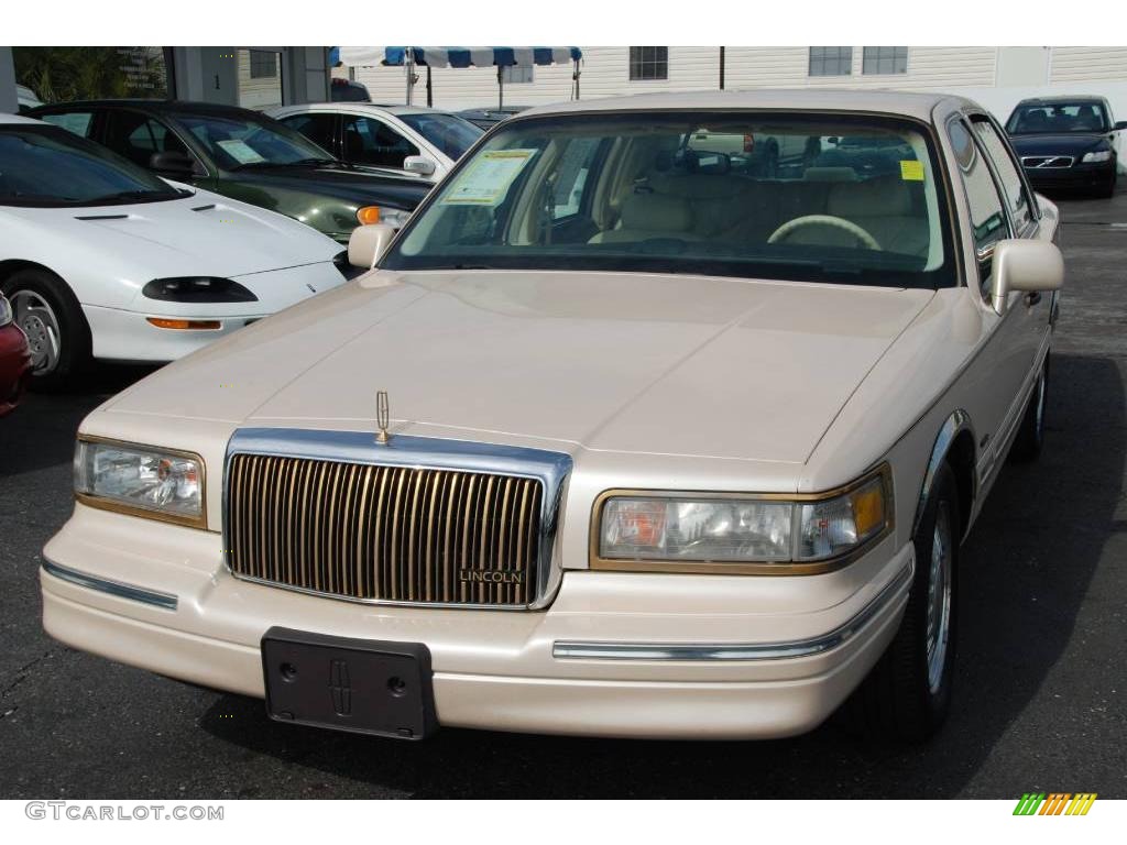 1995 Town Car Cartier - Pumice Pearl Metallic / Tan photo #3
