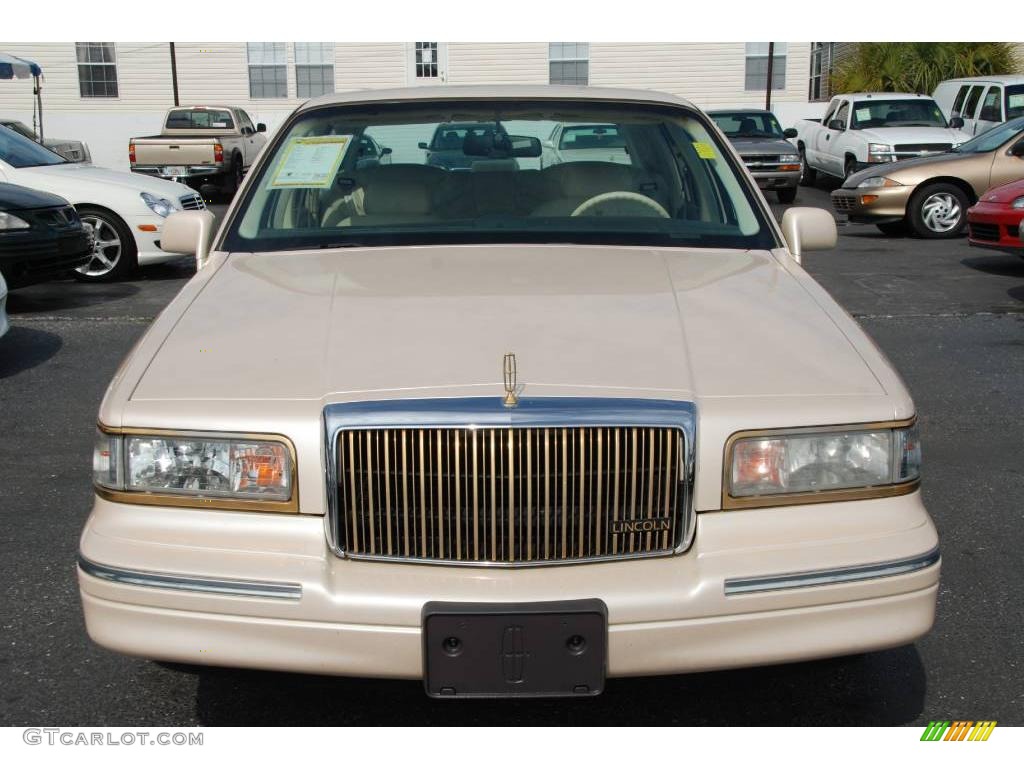 1995 Town Car Cartier - Pumice Pearl Metallic / Tan photo #4
