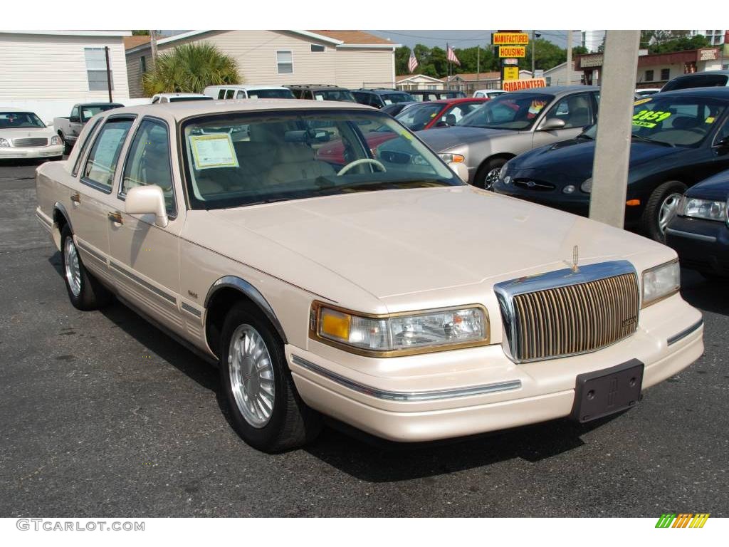 1995 Town Car Cartier - Pumice Pearl Metallic / Tan photo #5
