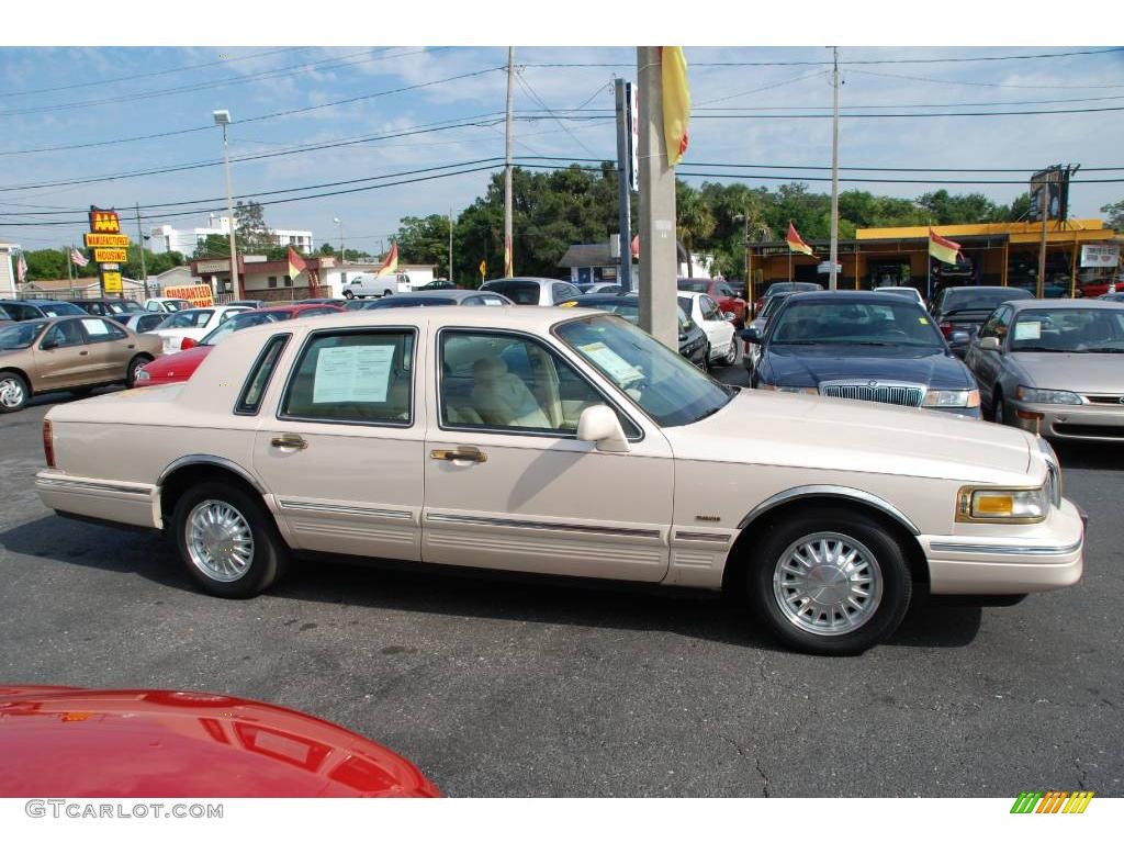1995 Town Car Cartier - Pumice Pearl Metallic / Tan photo #6