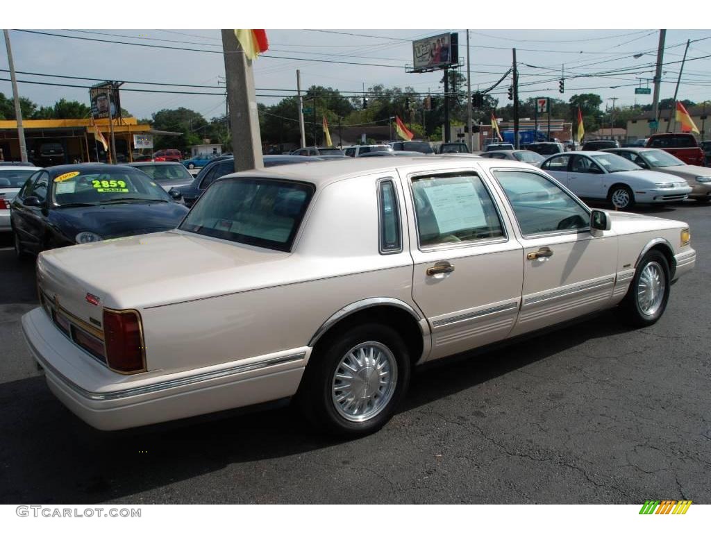 1995 Town Car Cartier - Pumice Pearl Metallic / Tan photo #7