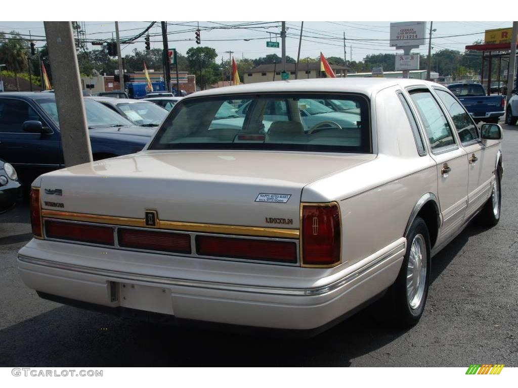 1995 Town Car Cartier - Pumice Pearl Metallic / Tan photo #8