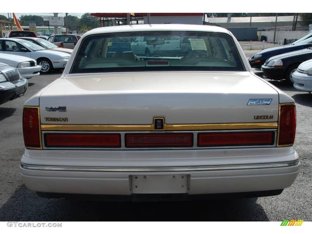 1995 Town Car Cartier - Pumice Pearl Metallic / Tan photo #9