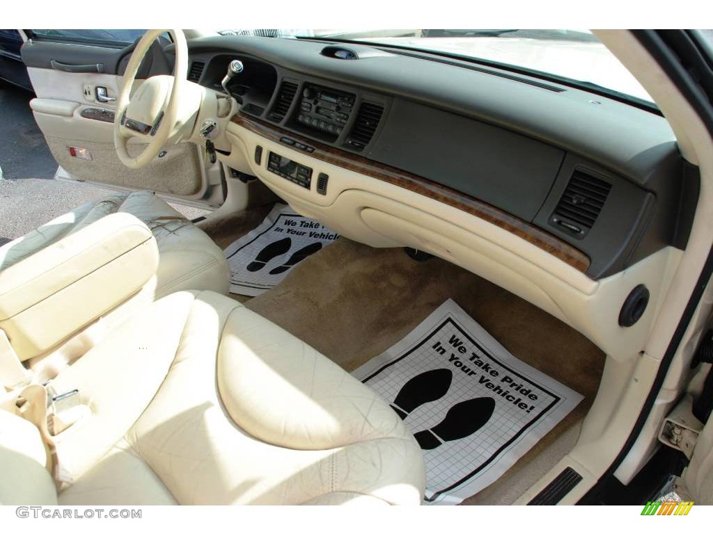 1995 Town Car Cartier - Pumice Pearl Metallic / Tan photo #17