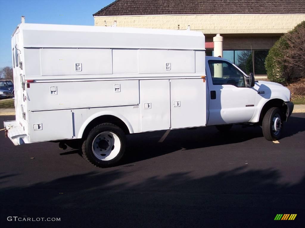 2003 F550 Super Duty XL Regular Cab Chassis Utility - Oxford White / Medium Graphite photo #15