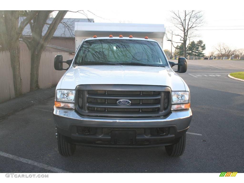 2004 F550 Super Duty XL Regular Cab 4x4 Chassis - Oxford White / Medium Flint photo #2