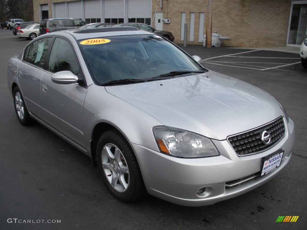 2005 Altima 2.5 SL - Sheer Silver Metallic / Charcoal photo #3