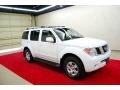 2006 Avalanche White Nissan Pathfinder SE  photo #1