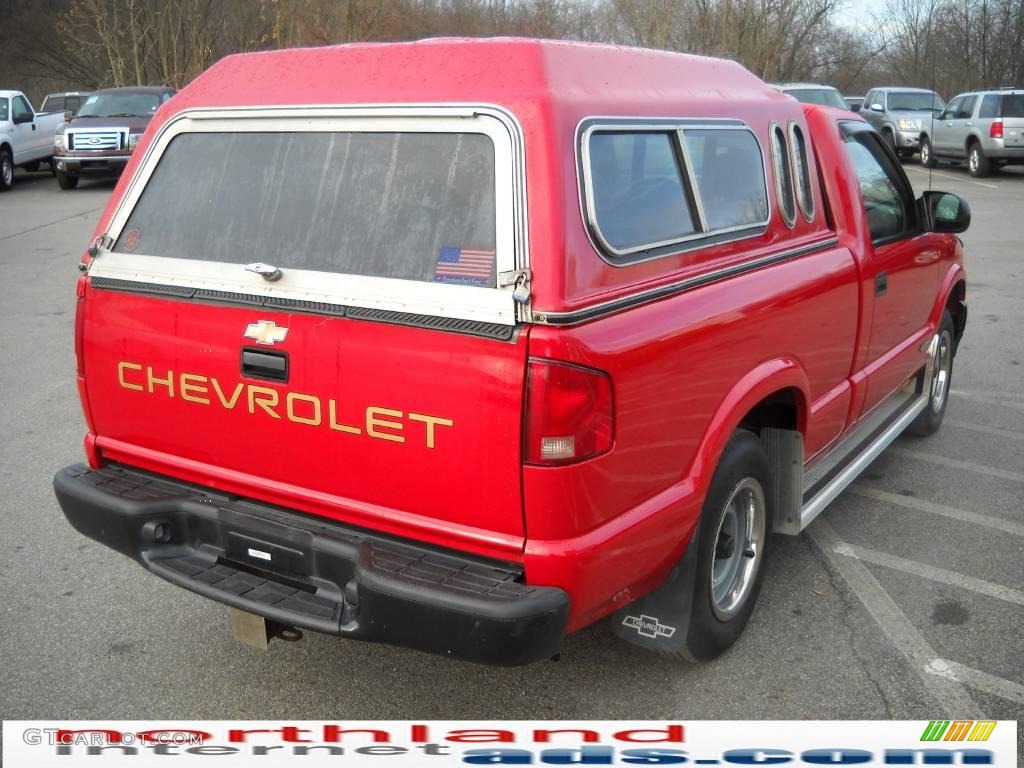 2002 S10 Regular Cab - Victory Red / Medium Gray photo #6