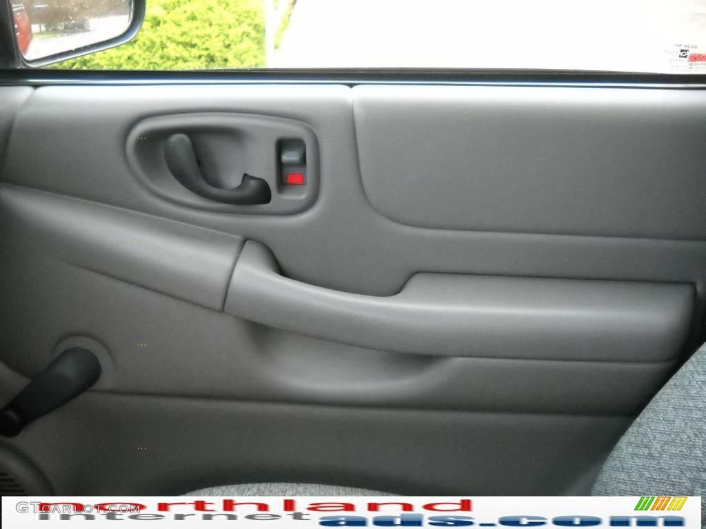 2002 S10 Regular Cab - Victory Red / Medium Gray photo #16