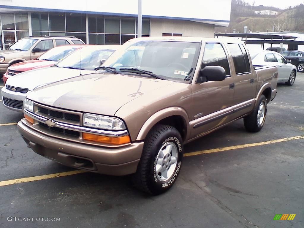 2004 S10 LS Crew Cab 4x4 - Sandalwood Metallic / Graphite photo #1