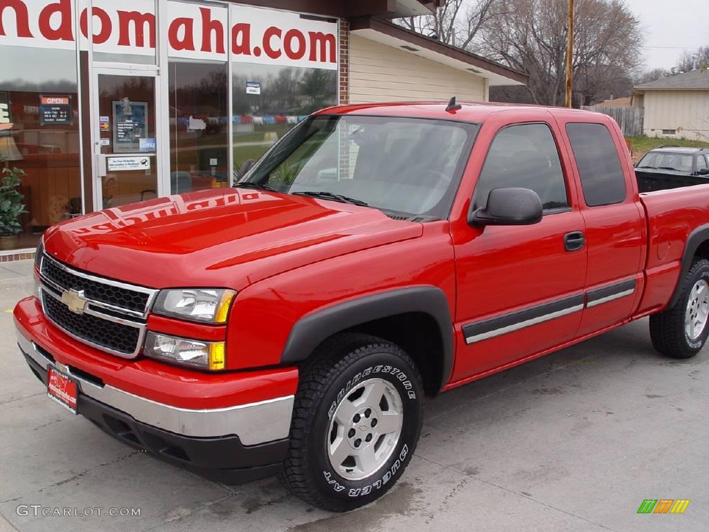 2006 Silverado 1500 LT Extended Cab 4x4 - Victory Red / Dark Charcoal photo #2