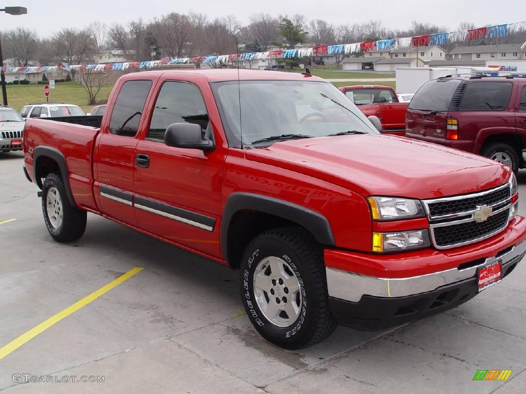 2006 Silverado 1500 LT Extended Cab 4x4 - Victory Red / Dark Charcoal photo #3