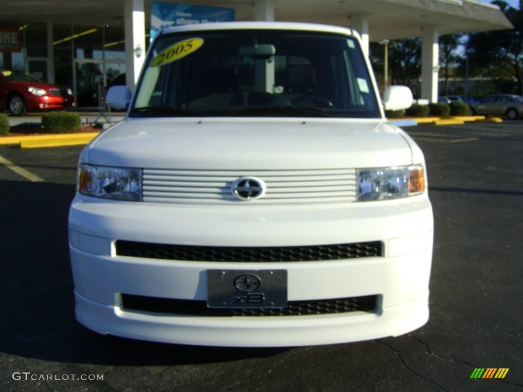 2005 xB  - Polar White / Dark Charcoal photo #2