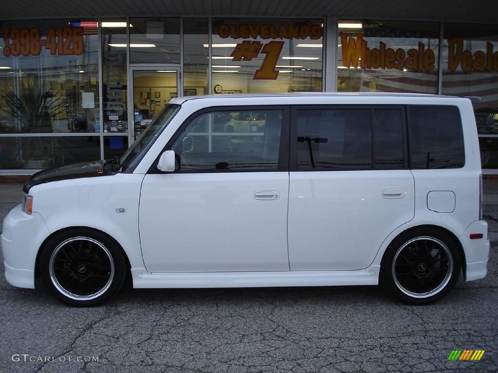 2005 xB  - Polar White / Dark Charcoal photo #4