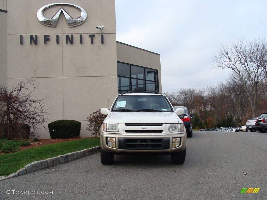 1999 QX4 4x4 - Dover White Pearl / Beige photo #2