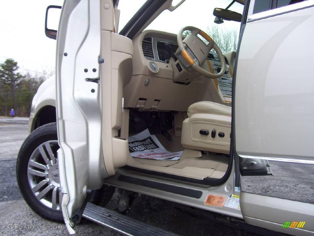 2007 Navigator Luxury 4x4 - Light French Silk Metallic / Camel photo #9