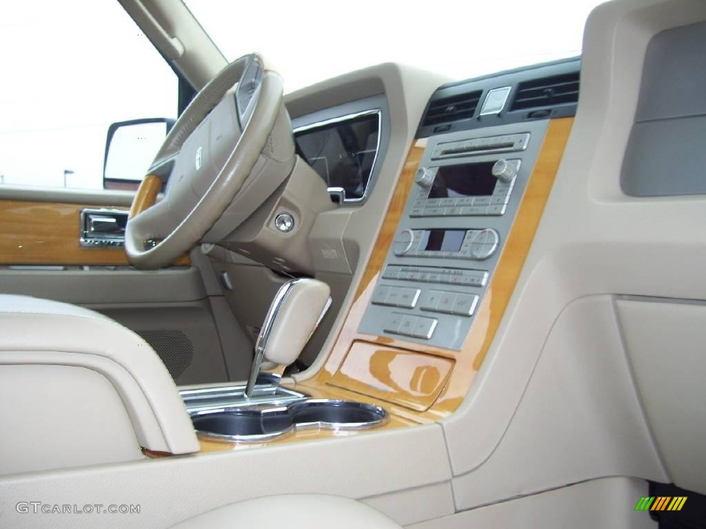 2007 Navigator Luxury 4x4 - Light French Silk Metallic / Camel photo #12