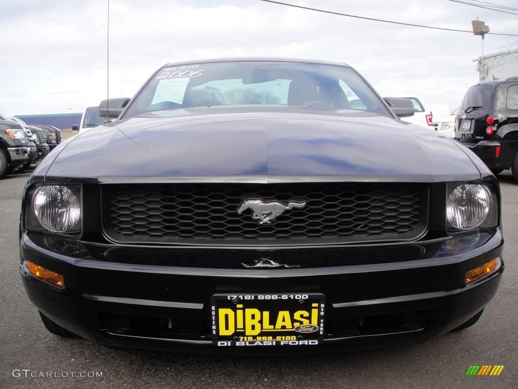 2006 Mustang V6 Deluxe Coupe - Black / Dark Charcoal photo #2