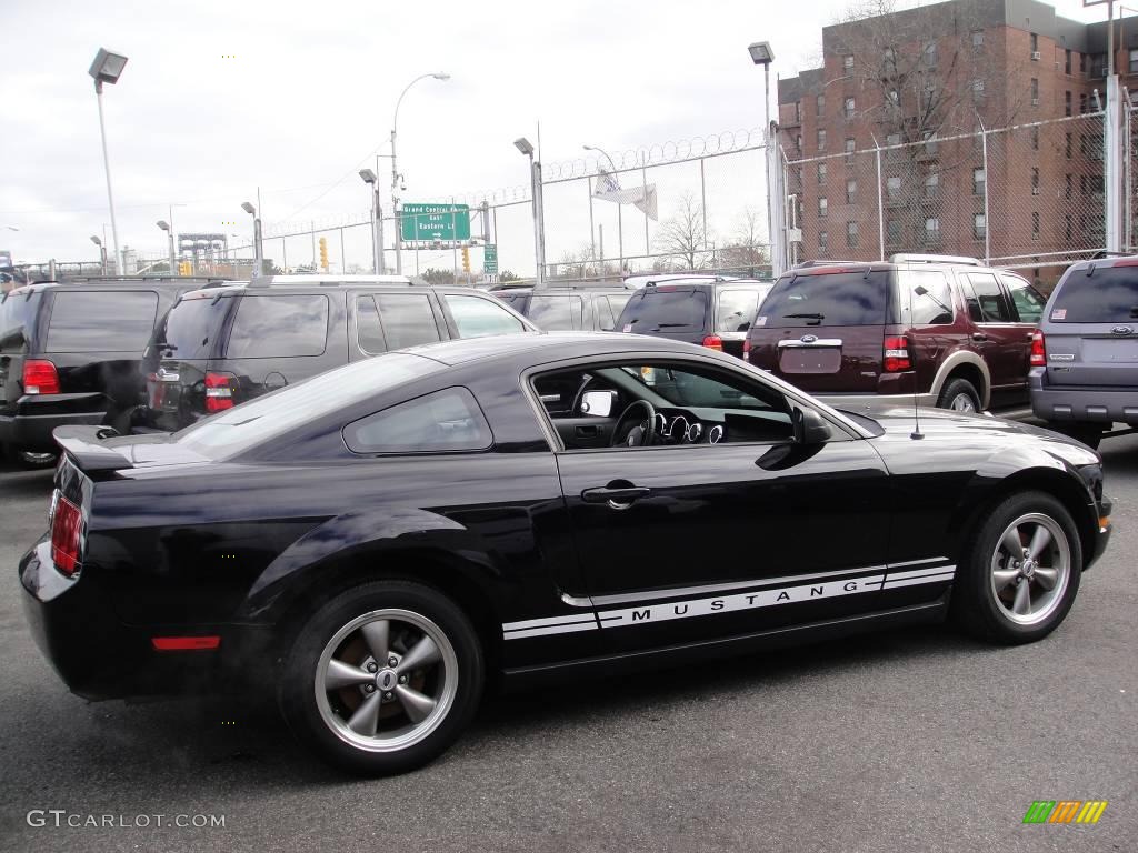 2006 Mustang V6 Deluxe Coupe - Black / Dark Charcoal photo #7