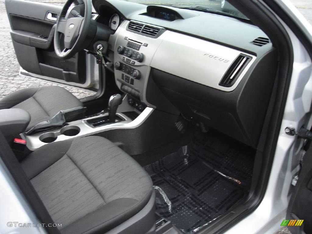 2008 Focus SE Sedan - Silver Frost Metallic / Charcoal Black photo #20
