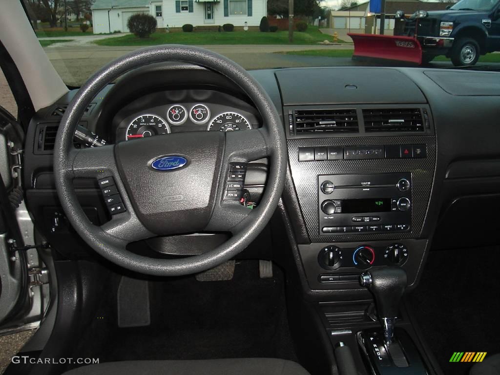 2008 Fusion SE - Vapor Silver Metallic / Charcoal Black photo #16