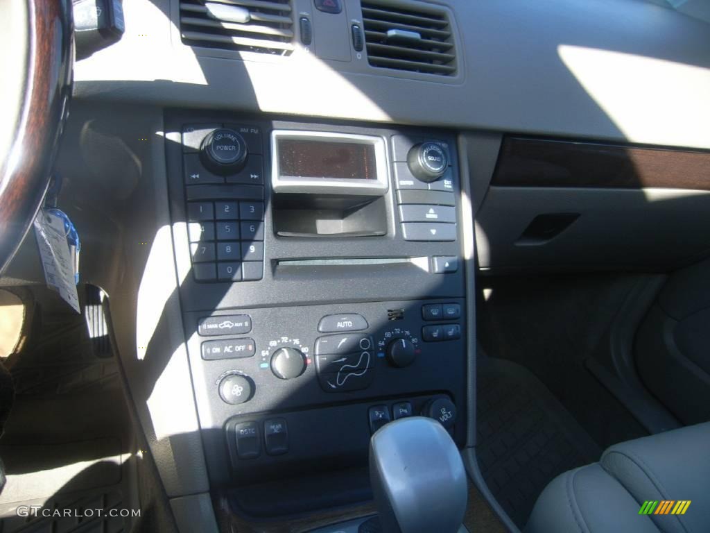 2004 XC90 T6 AWD - Black / Taupe/Light Taupe photo #22
