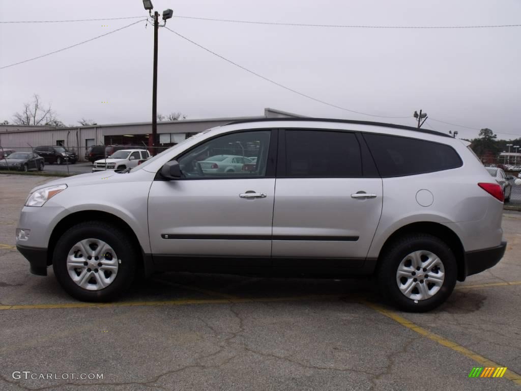 2010 Traverse LS - Silver Ice Metallic / Dark Gray/Light Gray photo #2