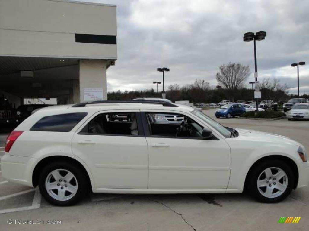 2005 Magnum SXT - Cool Vanilla White / Dark Slate Gray/Light Graystone photo #2