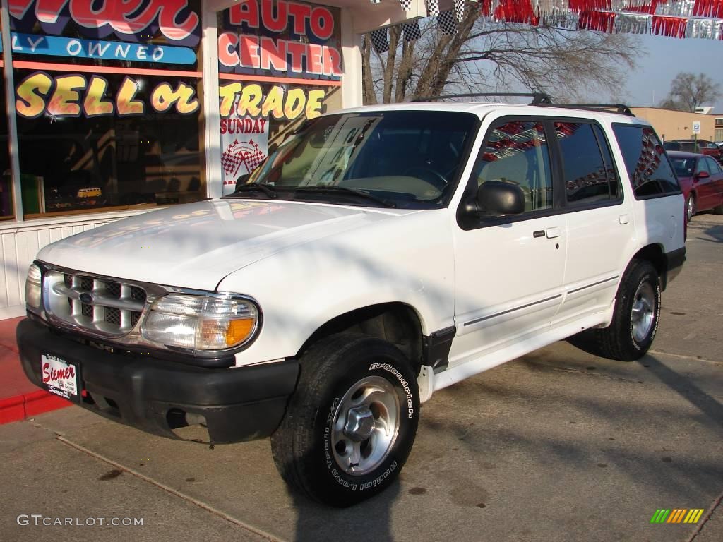 1999 Explorer XLT 4x4 - Oxford White / Medium Prairie Tan photo #2