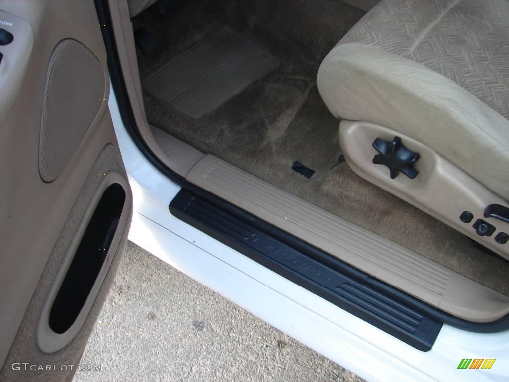 1999 Explorer XLT 4x4 - Oxford White / Medium Prairie Tan photo #20