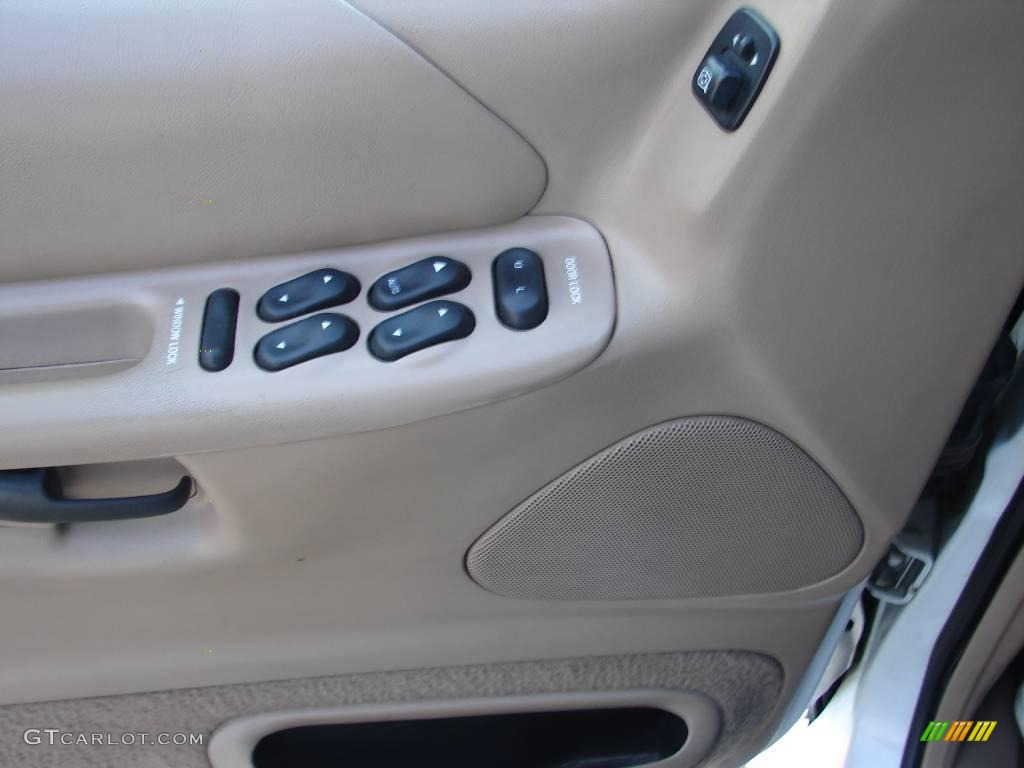 1999 Explorer XLT 4x4 - Oxford White / Medium Prairie Tan photo #24
