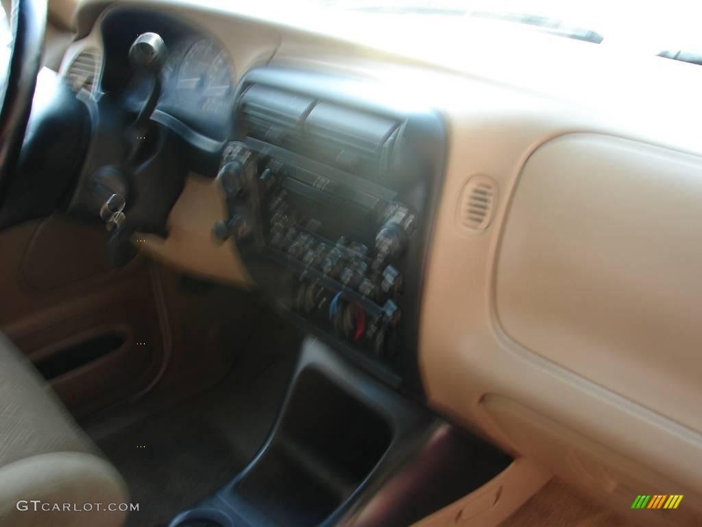 1999 Explorer XLT 4x4 - Oxford White / Medium Prairie Tan photo #25