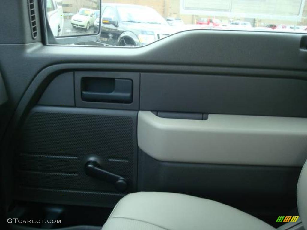 2010 F150 XL Regular Cab 4x4 - Oxford White / Medium Stone photo #17