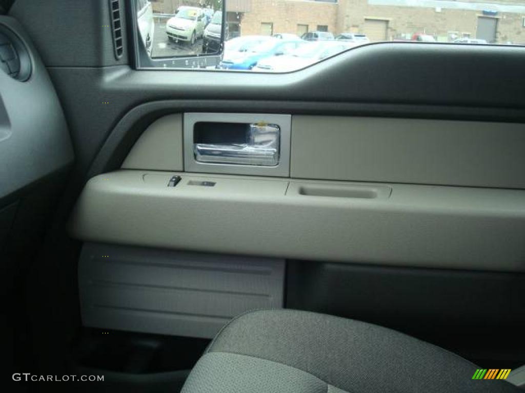 2010 F150 STX SuperCab 4x4 - Oxford White / Medium Stone photo #17