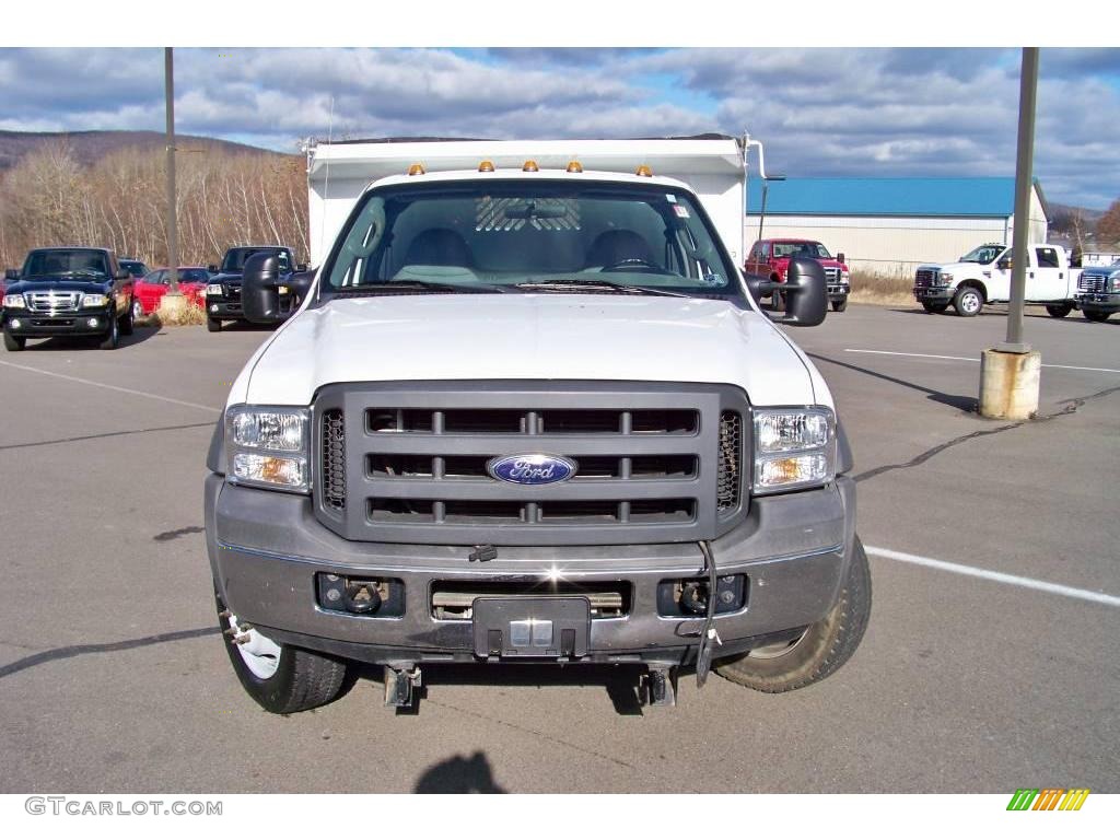 2005 F450 Super Duty XL Regular Cab 4x4 Chassis Dump Truck - Oxford White / Medium Flint photo #2