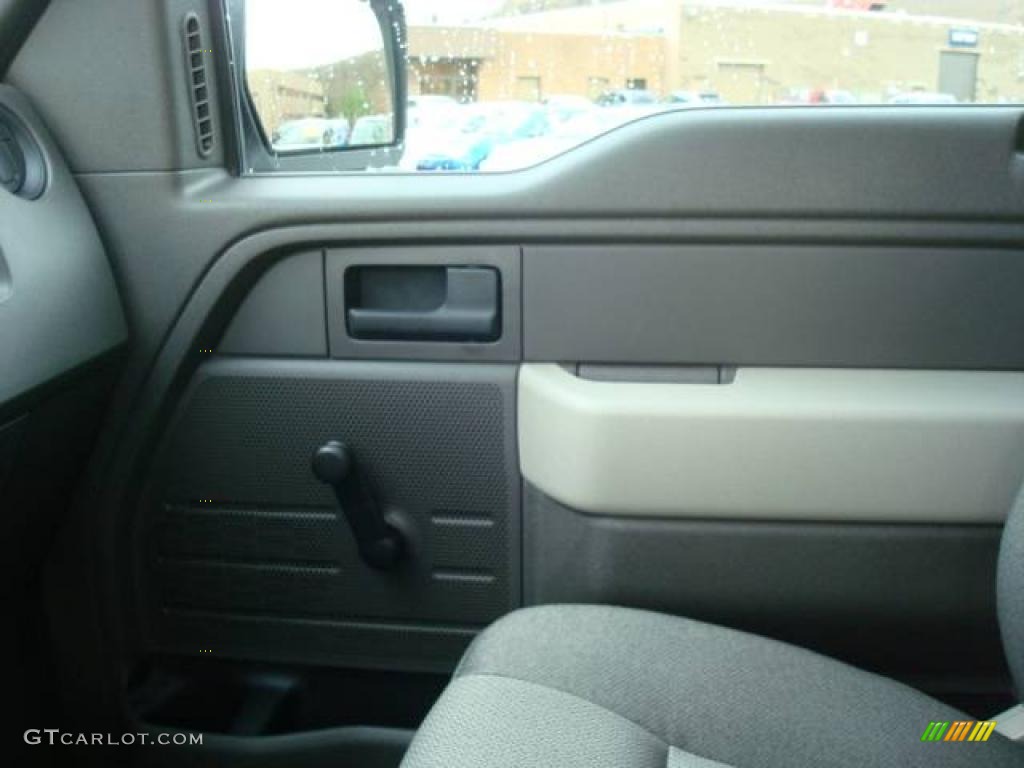 2010 F150 STX SuperCab 4x4 - Oxford White / Medium Stone photo #17