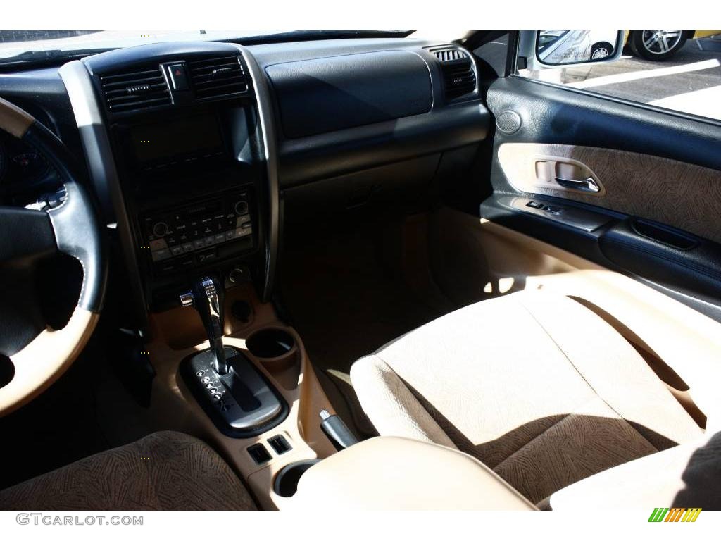 2002 Axiom AWD - Alpine White / Black/Tan photo #11